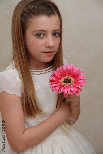 ALBA POSANDO CON FLORES