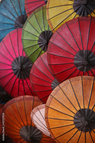 Asiatische bunte Papier Schirme in Laos