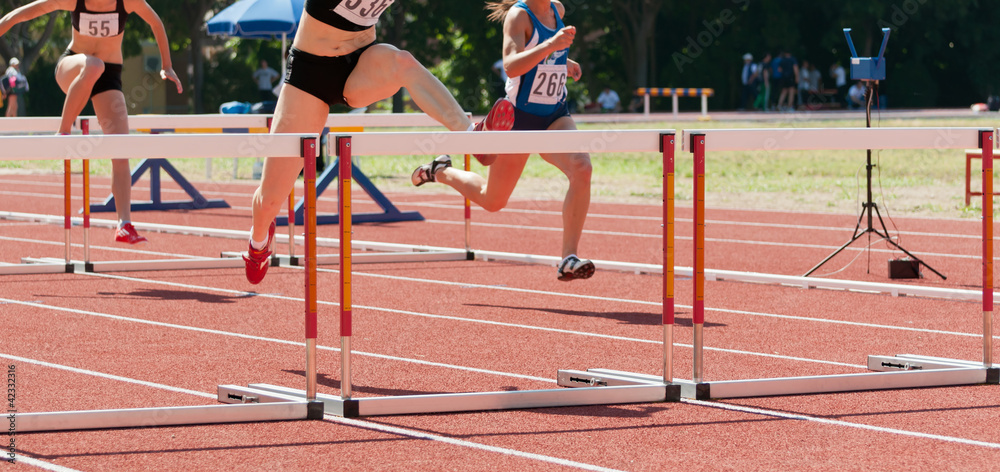 100m hurdles race women