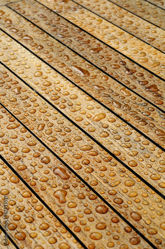 Nasses Holz mit perlenden Wassertropfen Hochformat