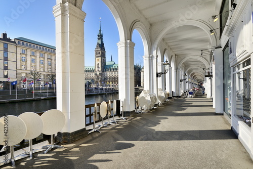 Alsterarkaden mit Hamburger Rathaus photo
