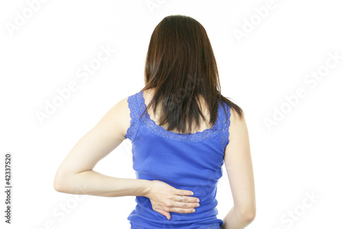 腰痛を訴える後姿の女性