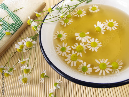 Badetee mit Kamillenblüten