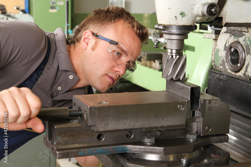 Mechaniker an der Fräsmaschine