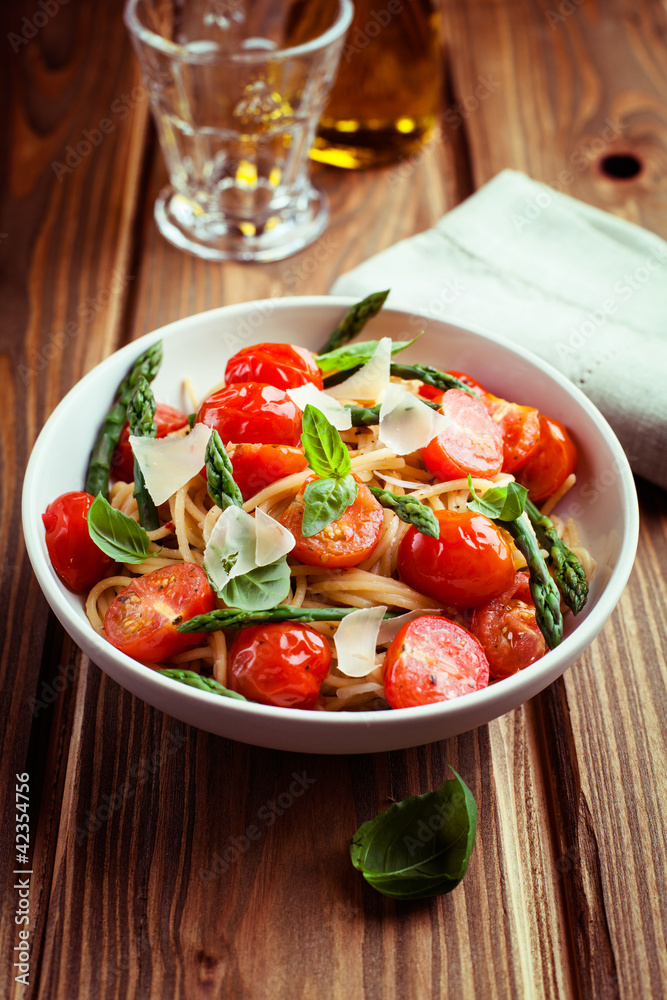 Spaghetti with Green Asparagus and Cherry Tomatoes