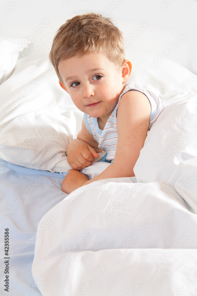 Junge wacht morgens auf