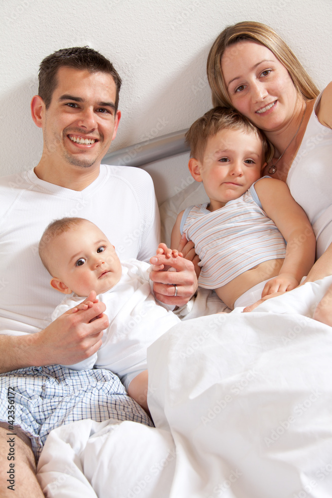 Familie im Bett