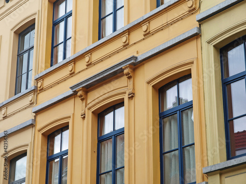 Obraz na płótnie gelbe Altbaufassade w salonie
