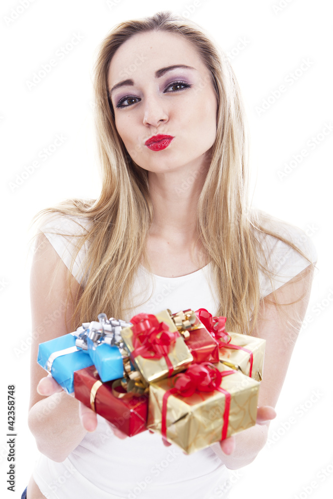 Junge Frau fröhlich mit Geschenken zu weihnachten und Geburtsta Junge Frau fröhlich mit Geschenken zu weihnachten und Geburtsta