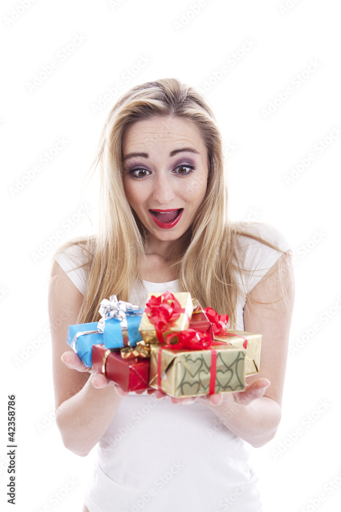 Junge Frau fröhlich mit Geschenken zu weihnachten und Geburtsta Junge Frau fröhlich mit Geschenken zu weihnachten und Geburtsta