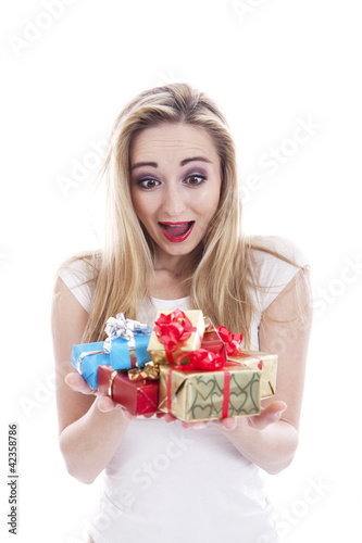Junge Frau fröhlich mit Geschenken zu weihnachten und Geburtsta