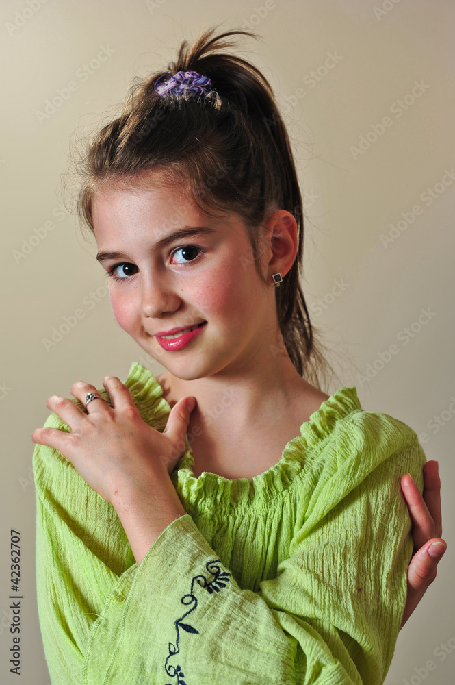 Beautiful teen girl in green shirt with hair pulled isolated o foto de