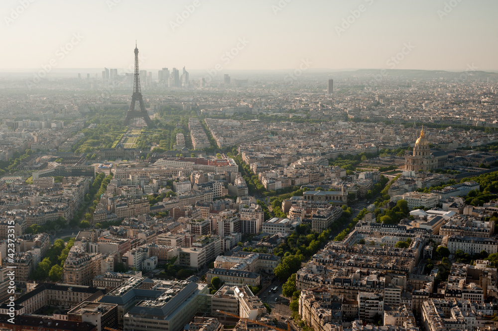 Tour Eiffel et vue de Paris depuis la tour montparnasse - France