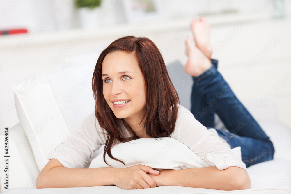 lächelnde frau liegt entspannt auf dem sofa lächelnde frau liegt entspannt auf dem sofa