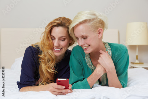 Freundinnen mit Smartphone