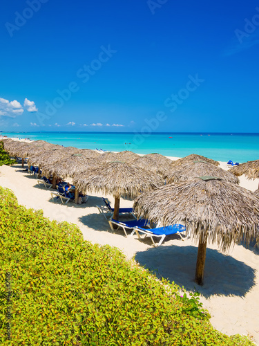 Canvas Print Thatched umbrellas at a beach in Cuba