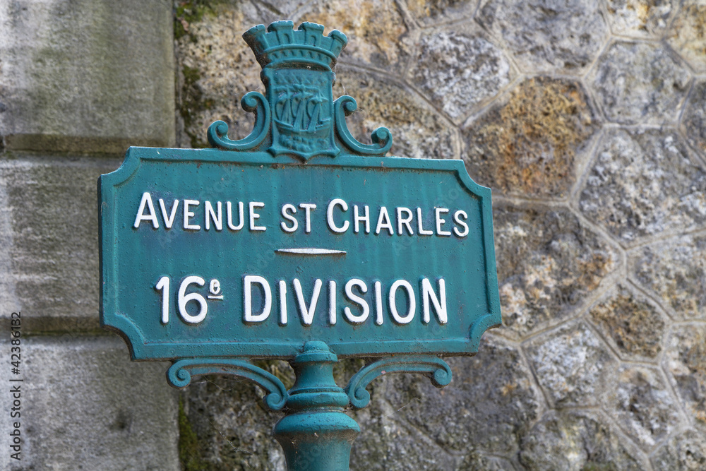 Fototapeta premium Nostalgischer Wegweiser in Paris, Frankreich