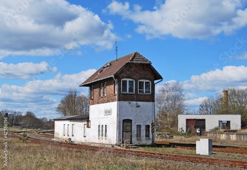 Foto Altes Bahnhofshäuschen - Stellwerk und Gleise
