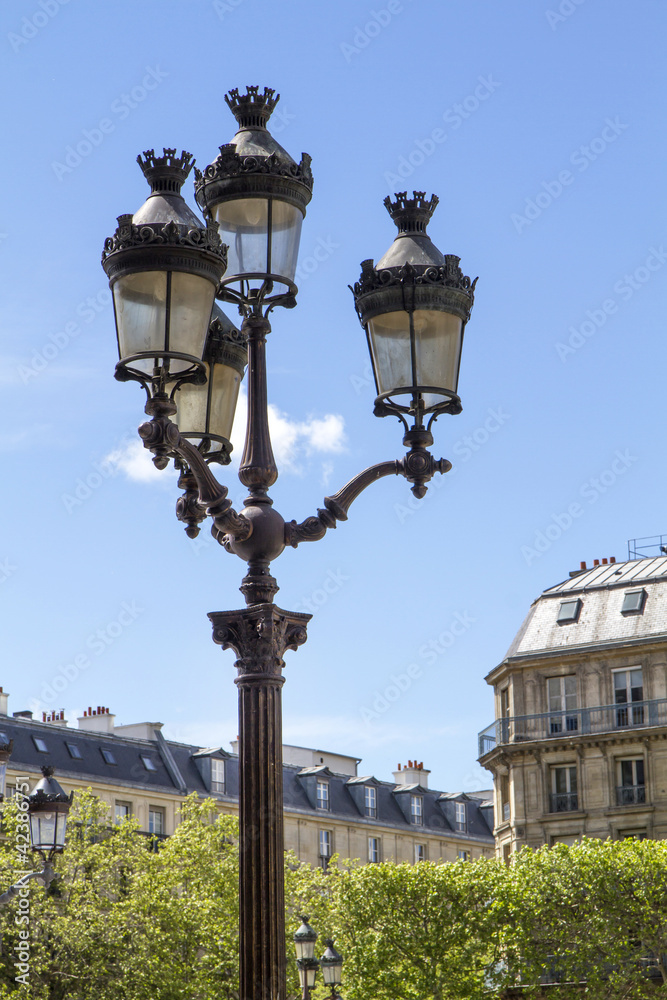 Historische Straßenlaterne in Paris, Frankreich