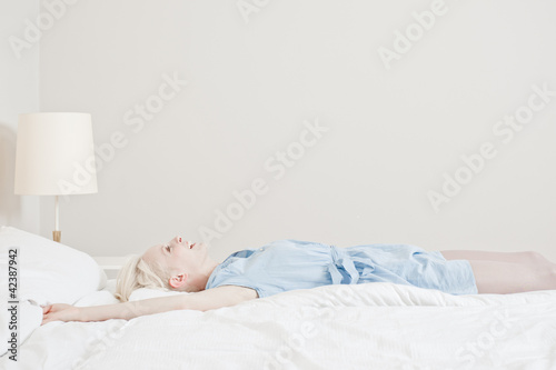 Frau liegt im Bett