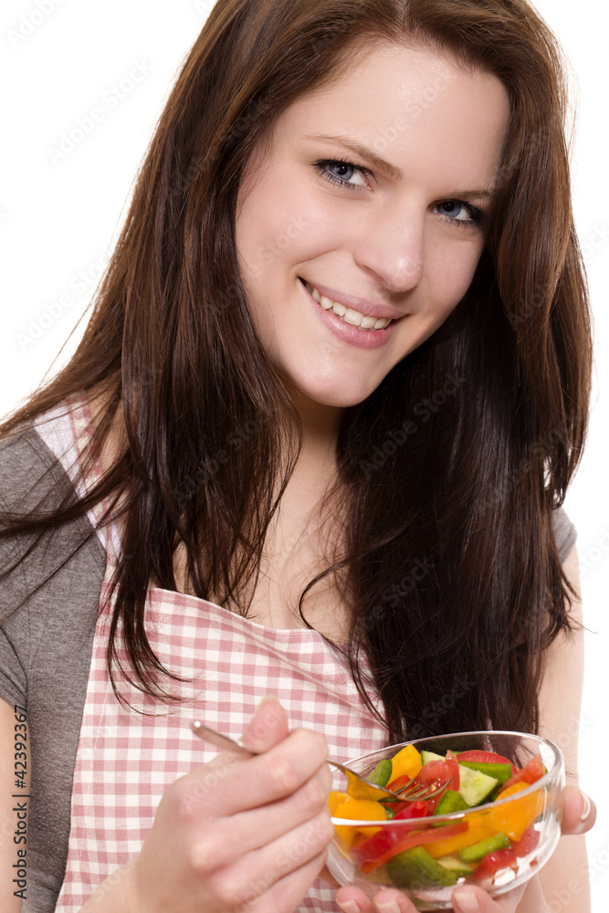 fröhliche frau mit einer schale salat fröhliche frau mit einer schale salat
