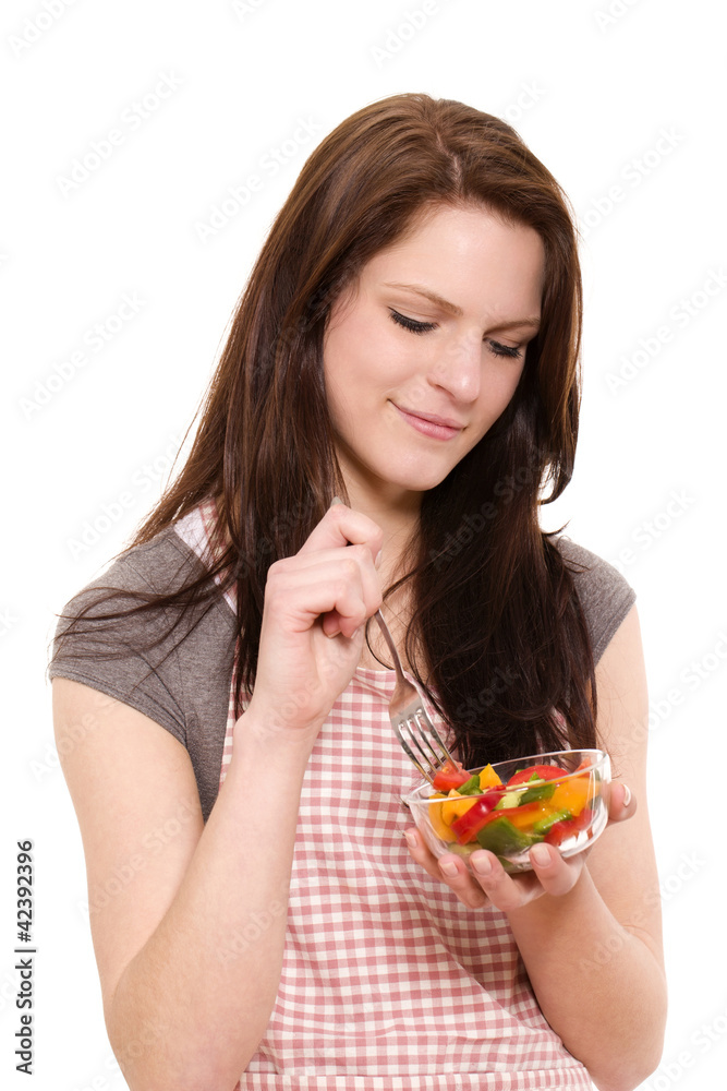 junge lächelnde frau beim salat essen junge lächelnde frau beim salat essen
