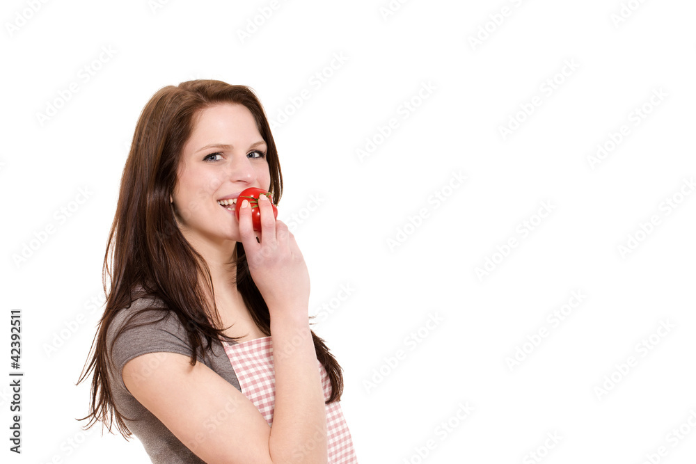 fröhliche junge frau isst eine tomate fröhliche junge frau isst eine tomate