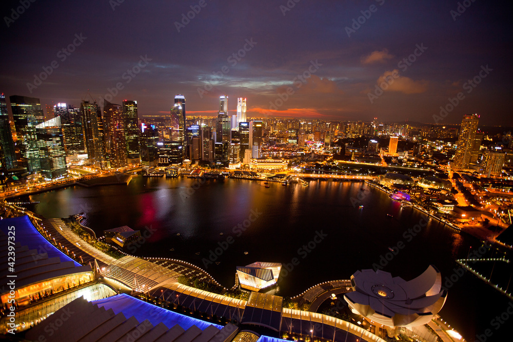Fototapeta premium A view of Singapore from roof Marina Bay, in the night.