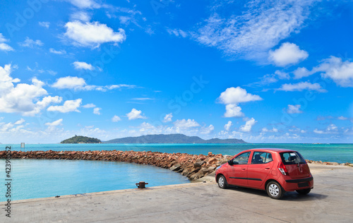 Fototapeta Naklejka Na Ścianę i Meble -  car on tropical beach