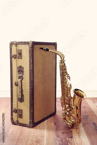 saxophone contre une valise