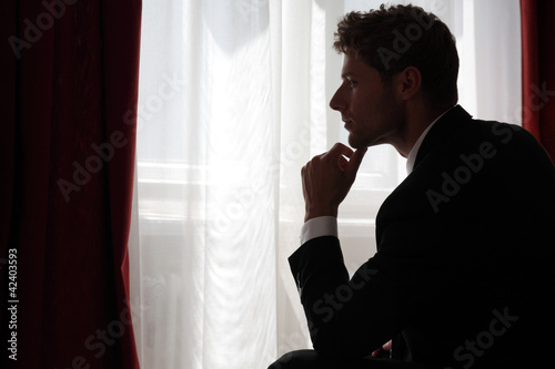 Geschäftsmann nachdenklich, einsam und müde