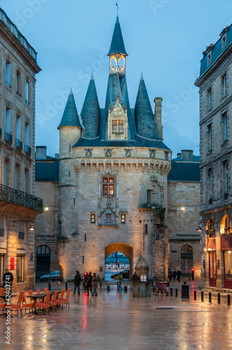 La porte Cailhau à Bordeaux le soir, Gironde, Nouvelle-Aquitaine en France