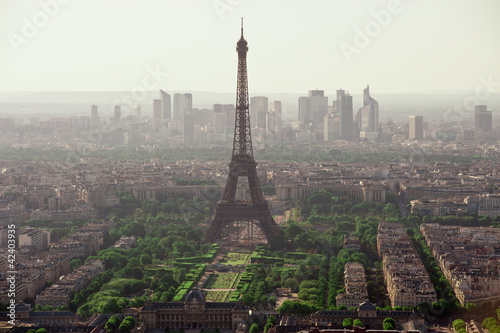 Tour Eiffel et vue de Paris depuis la tour montparnasse - France © Production Perig