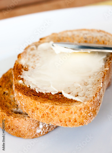 Tostadas con mantequilla o margarina