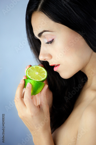Młoda kobieta trzymająca owoc