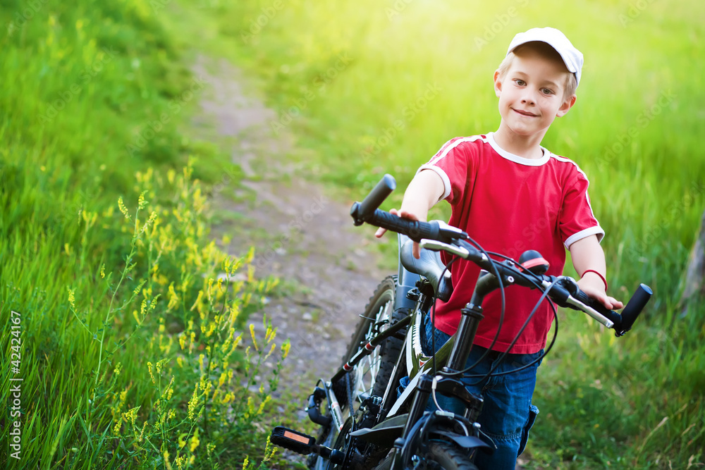 Naklejka premium six-year Boy looking for a pathway for a biking