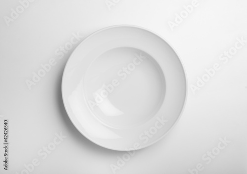 plato hondo sobre fondo blanco photo