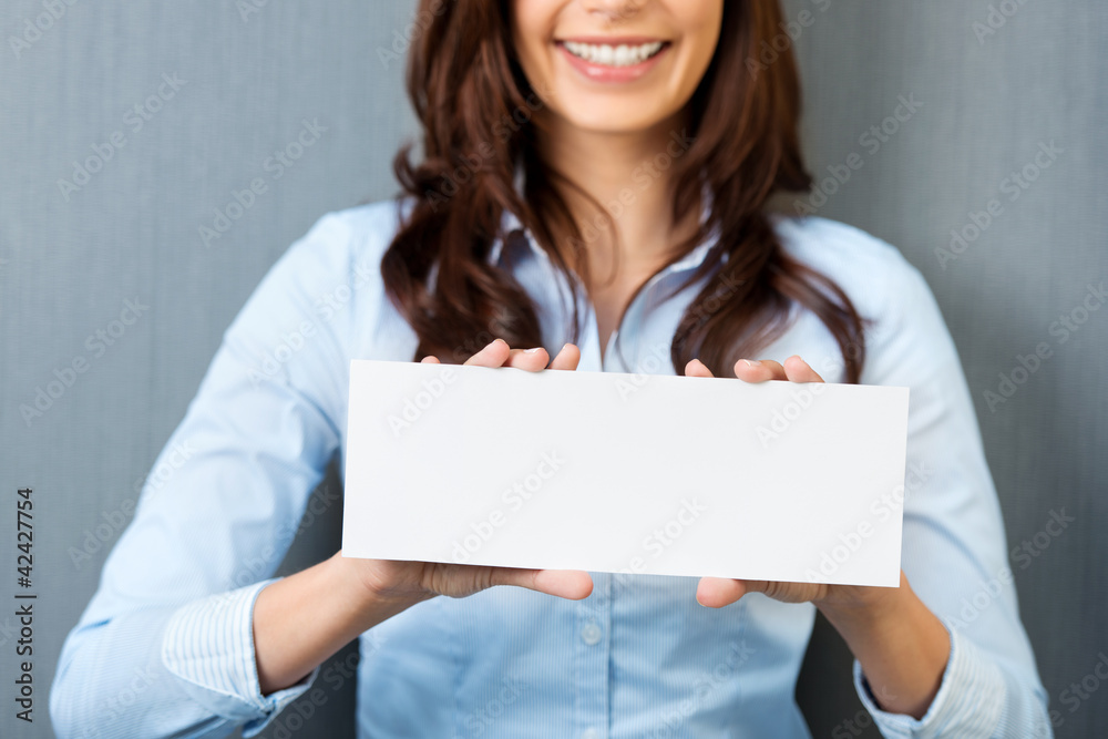 lächelnde frau zeigt weißes schild lächelnde frau zeigt weißes schild