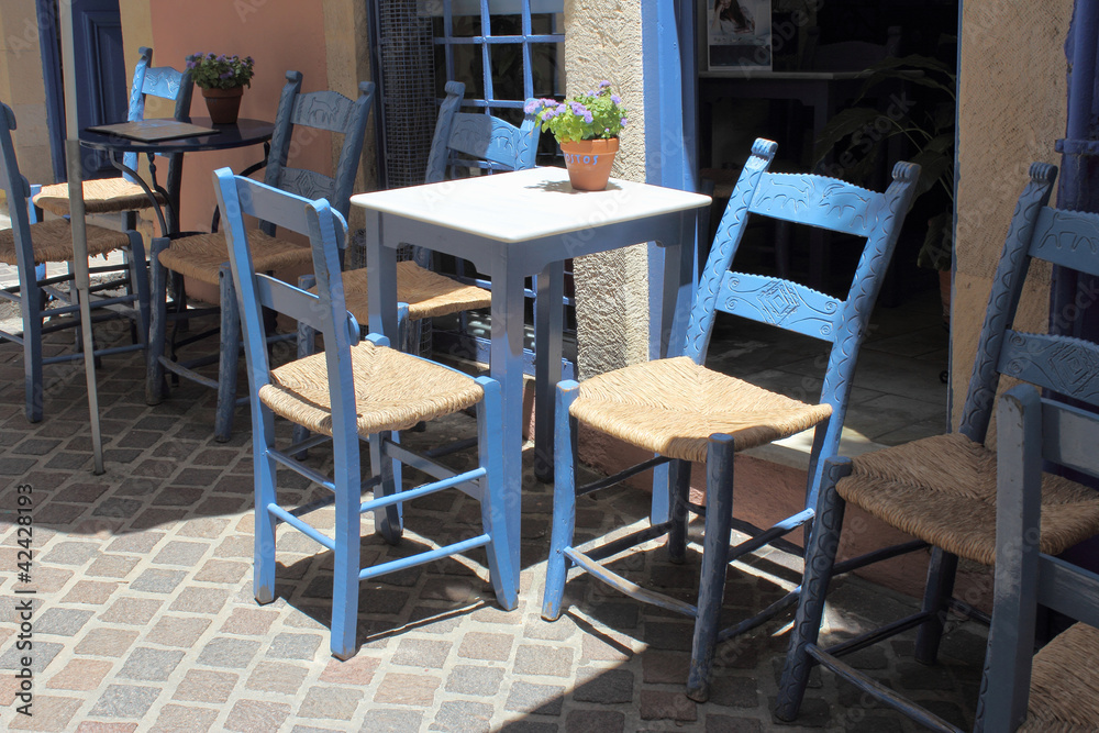 Les chaises bleues dans une taverne à Crète