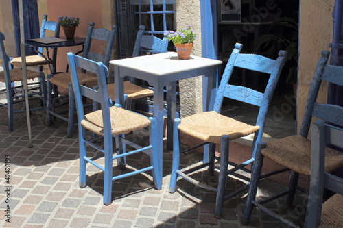 Les chaises bleues dans une taverne à Crète