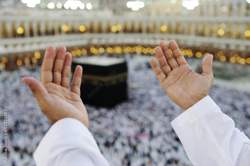Fototapeta premium Muslim praying at Mekkah with hands up