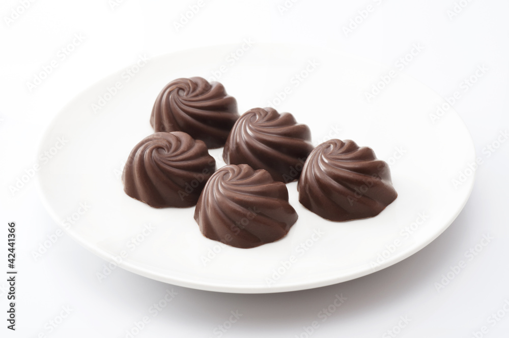 白色のお皿に並べたチョコレート 白色のお皿に並べたチョコレート