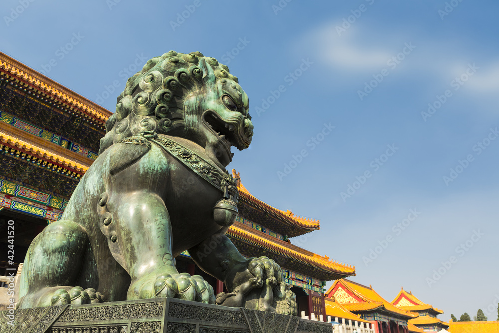 Naklejka premium Kaiserpalast: Löwin vor dem Tor der Höchsten Harmonie