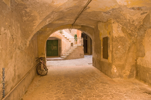 Gasse in italienischer Stadt photo