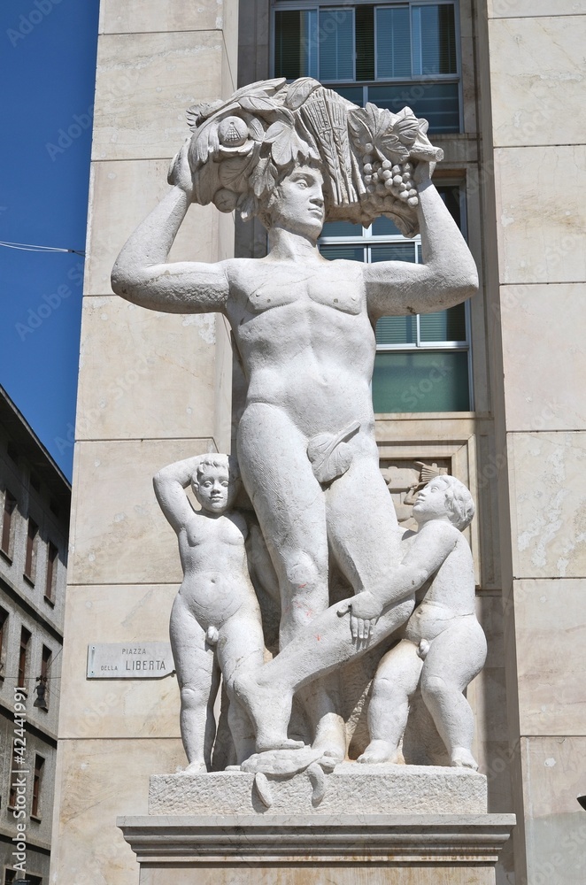 bergamo - statua piazza libertà