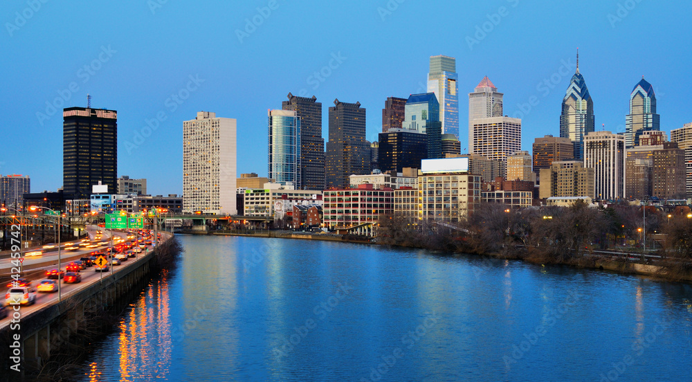 Fototapeta premium Downtown Philadelphia from the Schuylkill River