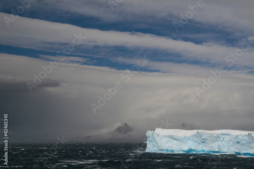 Eisberg im antarktischen Sund photo