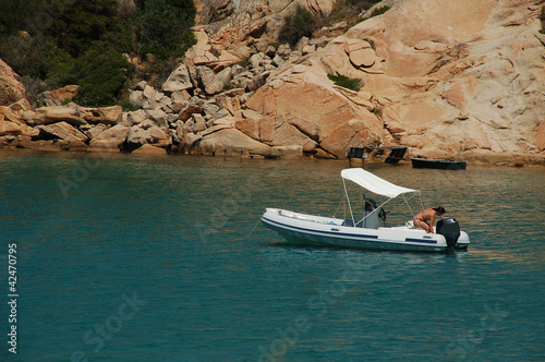 gommone con tendalino in relax 1 photo