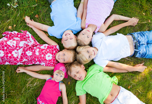 Obraz na płótnie Six cute children together w salonie