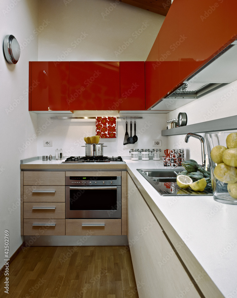Foto Stock cucina con pensili rossi | Adobe Stock